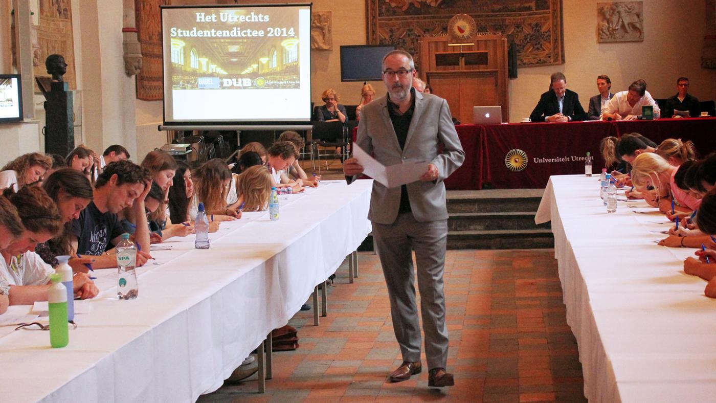 Ronald Giphart bij studentendictee