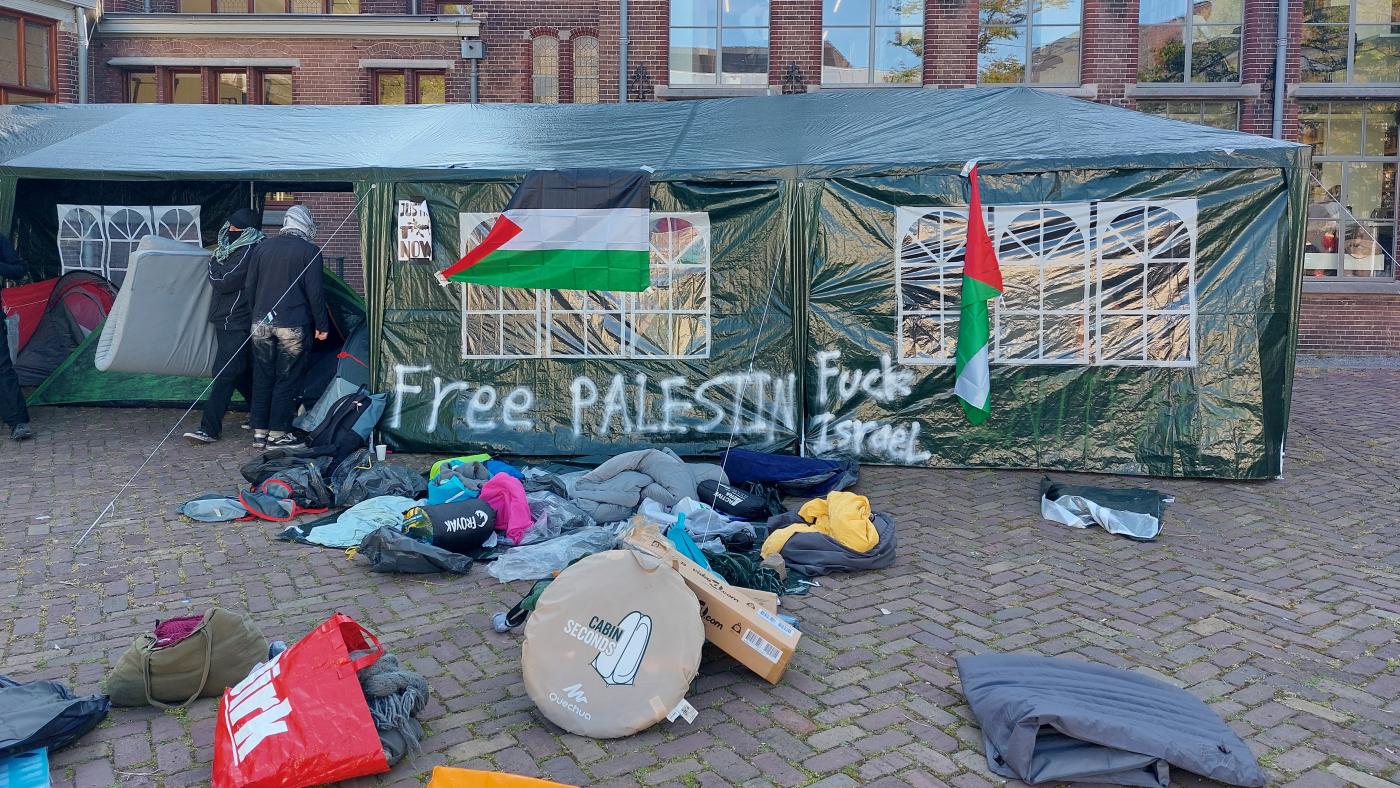 tent protest UB binnenplaats foto DUB