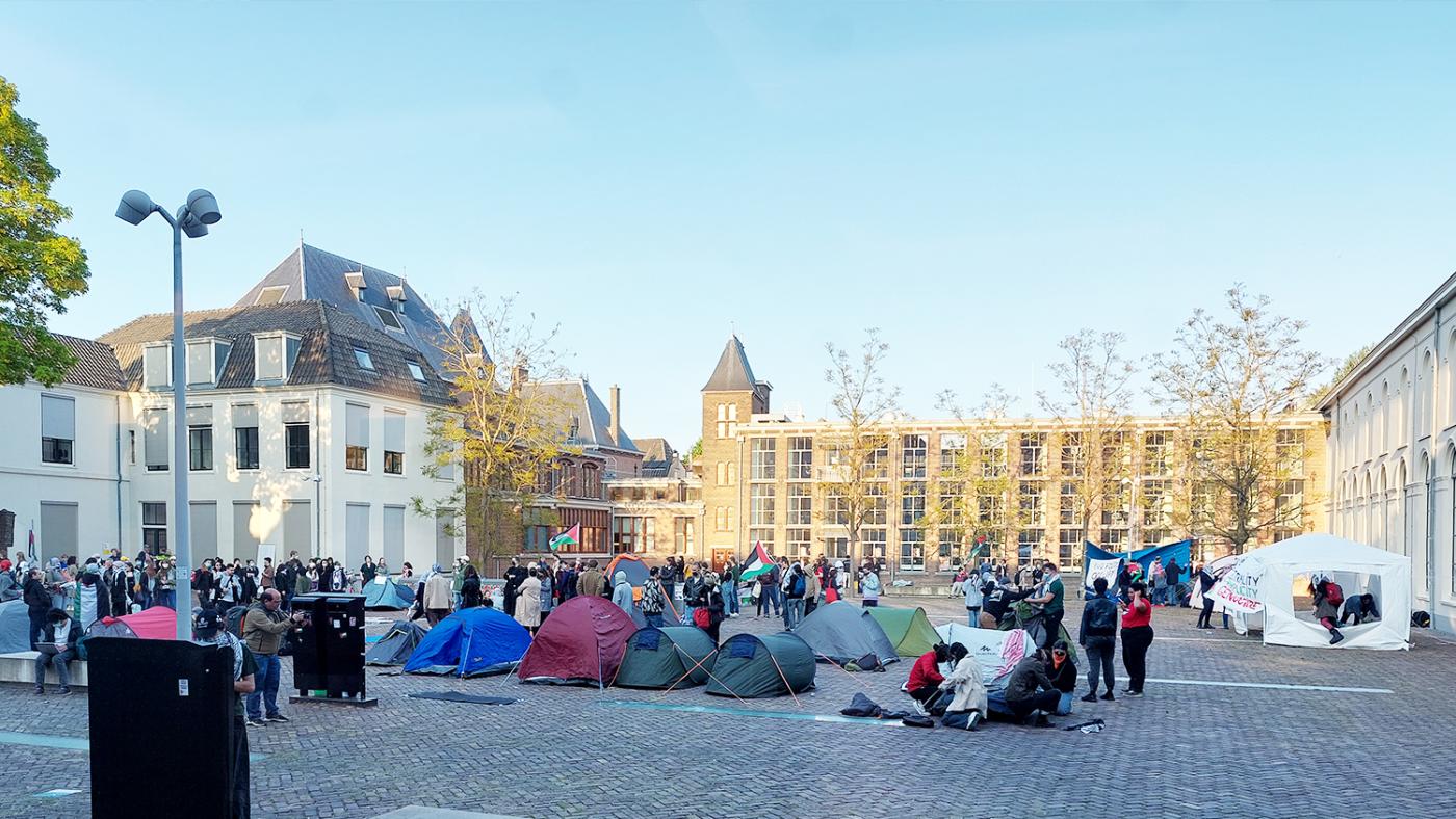 Tentenkamp van pro-Palestina-demonstranten op het plein van de UB Binnenstad, foto DUB