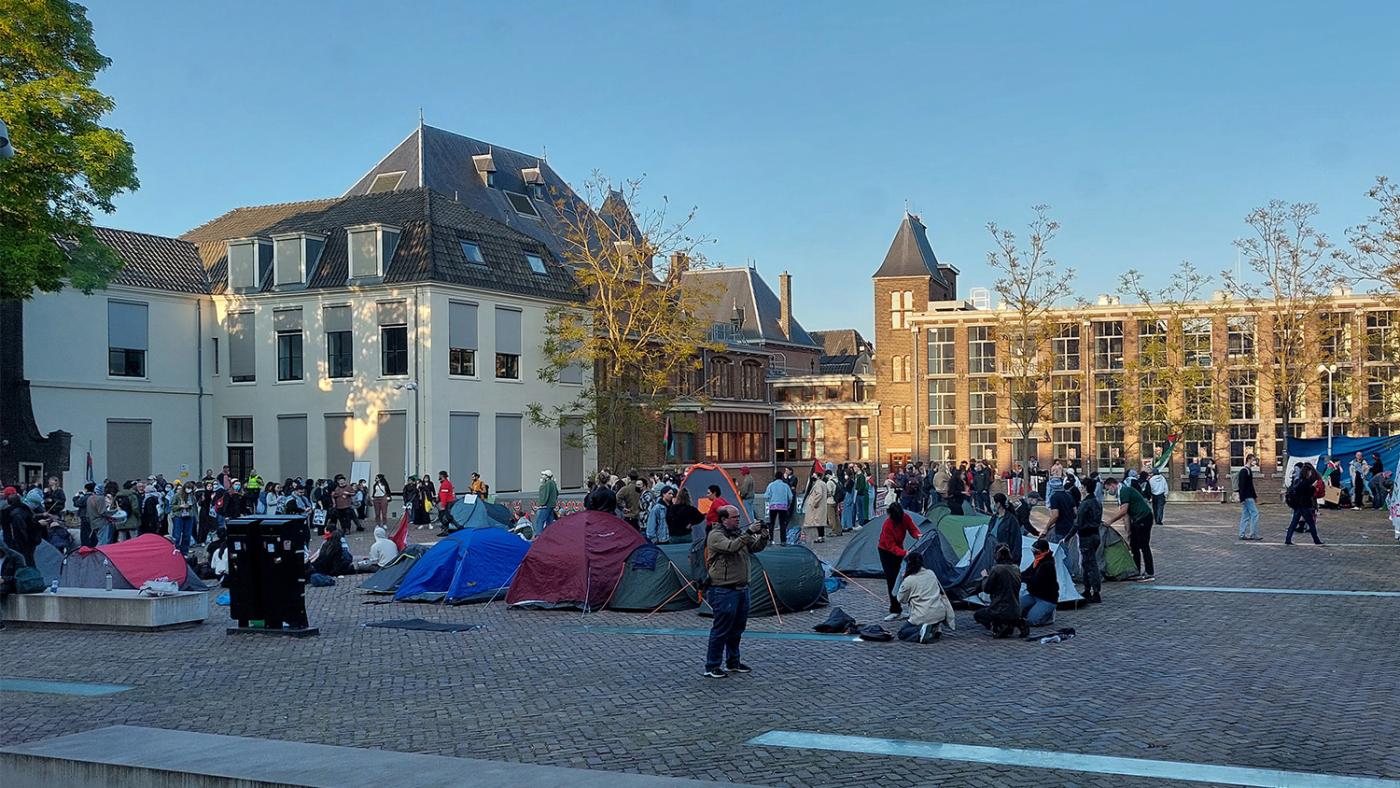 Pro-Palestina demonstranten op binnenplaats UBB. Foto: DUB