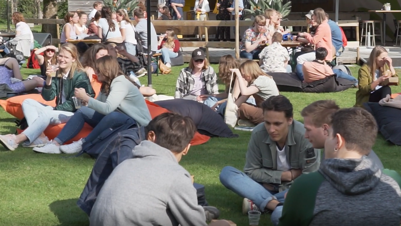 Studenten tijdens studentenfestival Botanische Tuinen gedurende de wellbeing week Foto: DUB