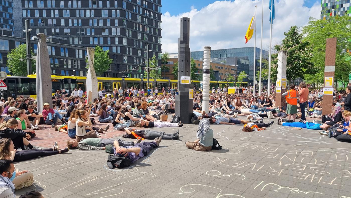 Studenten en docenten maandag bij de pro-Palestina walk-out. Foto: DUB