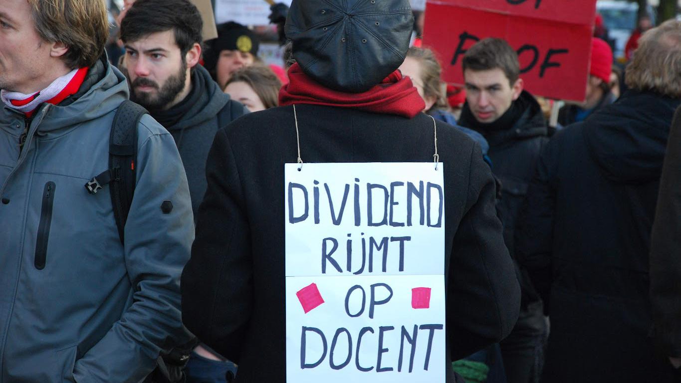 Demonstratie WoinActie 2018 met tekst op bord 'divident rijmt op docent