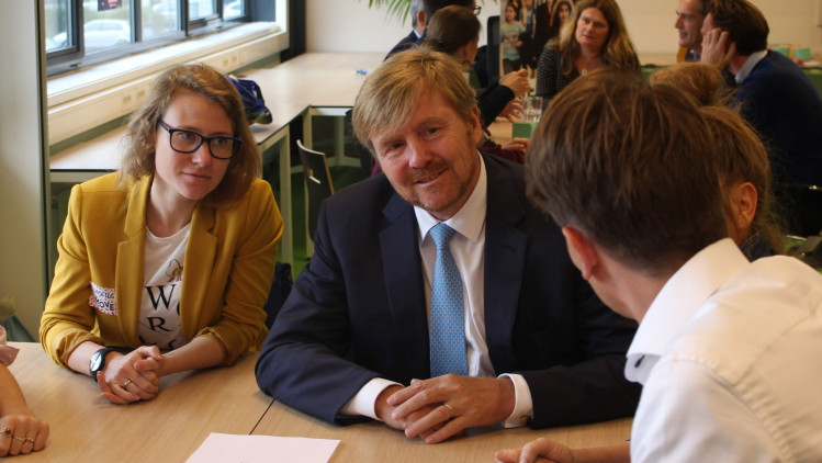 Koning Citeert Student In Troonrede Onzekerheid Op Het Gebied Van Opleiding Wonen En Werk Dub