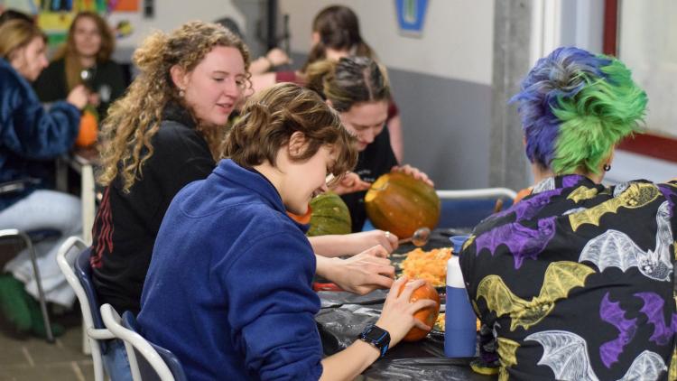 Studenten bereiden zich voor op Halloween