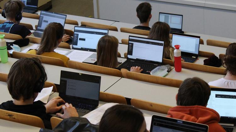 eerste-studiejaar-hoorcollege foto DUB
