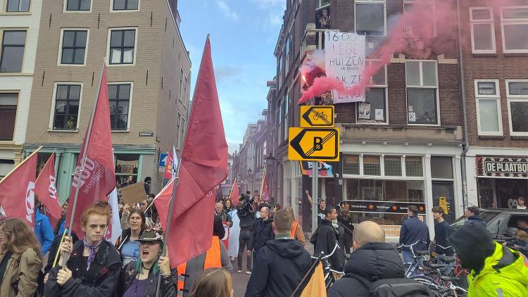 Het woonprotest liep langs een kraakpand op de Oudegracht, foto DUB