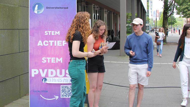 PvdUS op campagne Universiteitsraadsverkiezingen, foto DUB