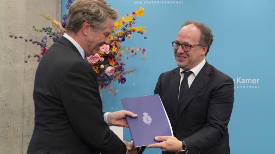 Verkenner Koolmees overhandigt verslag aan kamervoorzitter Bosma, foto Tweede Kamer der Staten-Generaal.