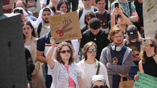 Pro-Palestina demonstranten bij het Bestuursgebouw, 13 mei 2024. Foto: DUB