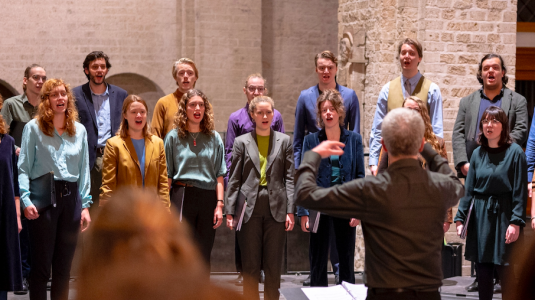 Jonge zangers zingen tijdens een concert van de Utrechtse Studenten Cantorij