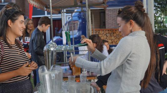 UCU Feest met bier. Foto: DUB Archief
