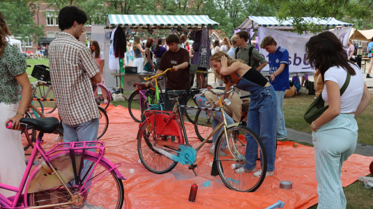 Studenten tijdens de Utrechtse Introductietijd (UIT) in 2024. Foto: DUB
