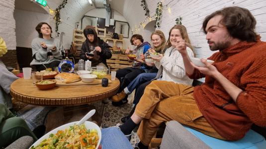 Dinsdag 18 februari organiseerde YFFM een left over kookworkshop om ideeën uit te wisselen over de community kitchen bij fort Grounded Lunet I in Utrecht. Foto: eigen foto