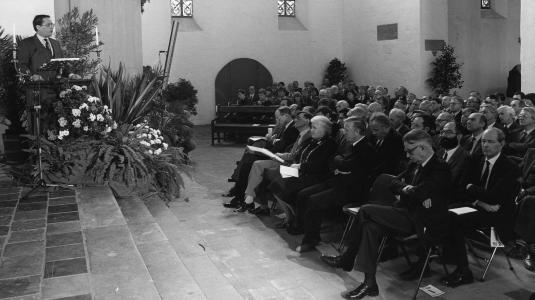Minister Deetman in de Janskerk