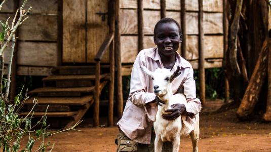 Foto van een kindje met een geit 