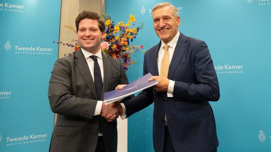 Buma overhandigt tussenverslag aan kamervoorzitter, fotoTweede Kamer