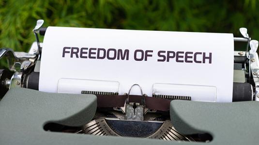 Typemachine met papier en tekst 'freedom of speech'