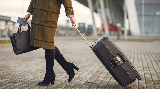 Vrouw gaat met koffer op reis