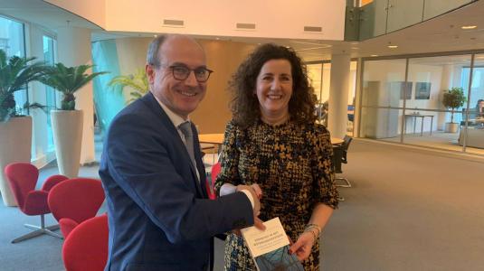 Bert Weckhuysen overhandigt rapport over rolling grants aan minister Van Engelshoven