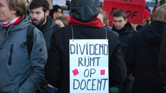 Demonstratie WoinActie 2018 met tekst op bord 'divident rijmt op docent