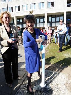 Yvonne van Rooy en Mariëlle Lichtenberg vullen hun duurzame flesje met kraanwater